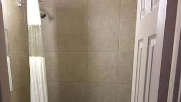 Bañera con ducha, toallas