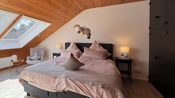 Executive Studio Suite, 1 King Bed | Premium bedding, minibar, in-room safe, individually decorated