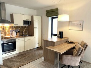Exclusive Studio | Private kitchen | Full-sized fridge, microwave, oven, stovetop - Haus Roseneck (Bad Bevensen)