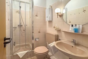 Shower, free toiletries, hair dryer, bathrobes - Haus Roseneck (Bad Bevensen)