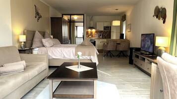 Exclusive Studio | Peralatan tempat tidur premium, bar mini, peti besi dalam bilik