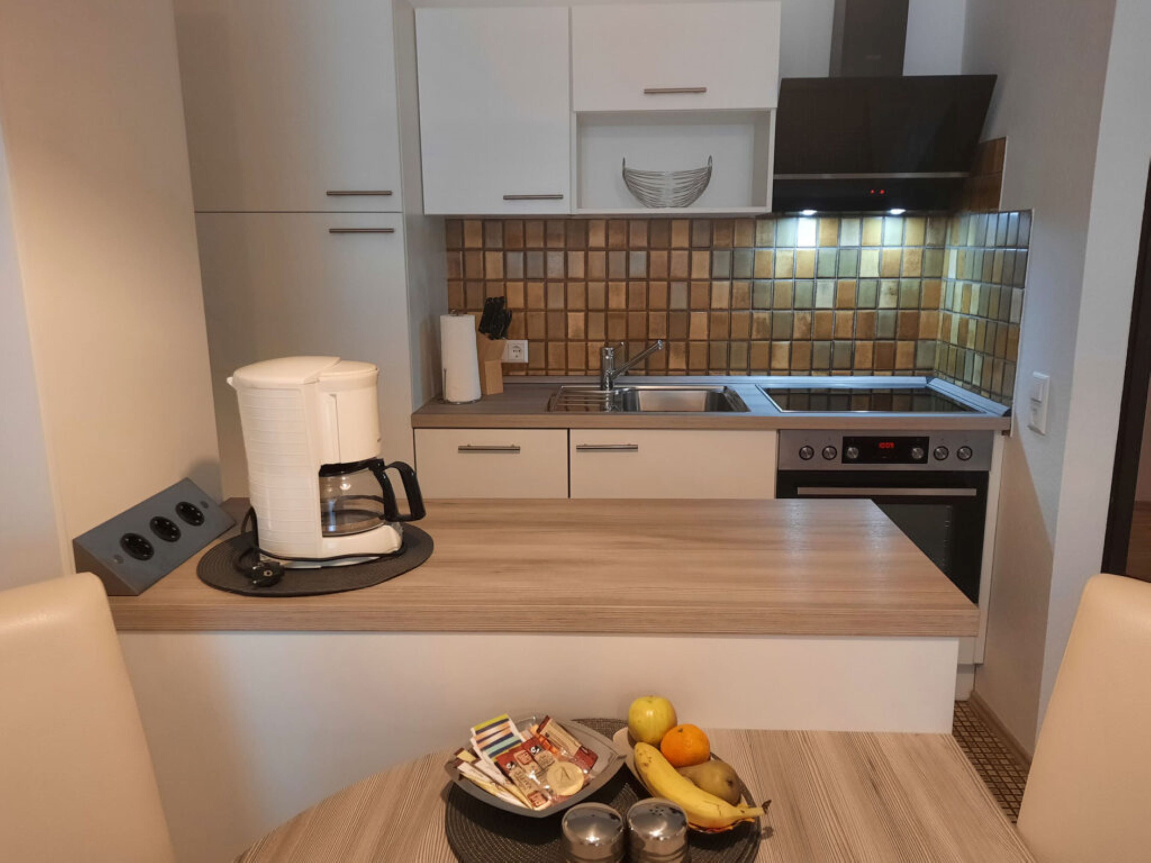 Classic Apartment | Private kitchen | Full-sized fridge, microwave, oven, stovetop