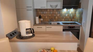 Classic Apartment | Private kitchen | Full-sized fridge, microwave, oven, stovetop