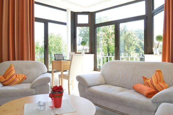 42-Zoll-Flachbildfernseher mit Kabelempfang, Fernseher, Tablet-PC