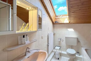 Executive Studio Suite, 1 King Bed | Bathroom