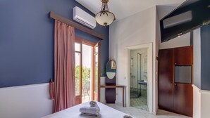 A hotel room with a bed, a bathroom, and a TV. - Electra Syros Boutique Hotel (Syros)