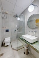 Chuveiro, produtos de toalete grátis, secador de cabelo, chinelos