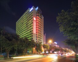 Fachada da propriedade à noite