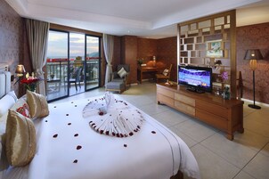 Escrivaninha, cortinas blackout, quartos à prova de som