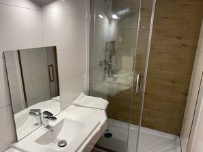Comfort Cottage | Bathroom | Shower, hair dryer, towels - Centrum Wypoczynku Odys (Tresna)