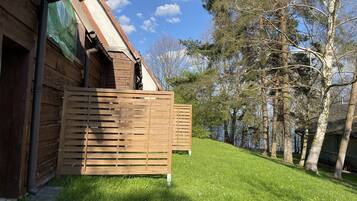 Een bureau, een laptopwerkplek, gratis babybedden, gratis wifi