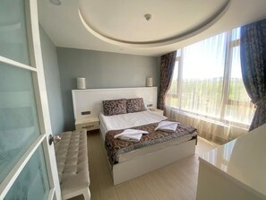 Suite estándar | Minibar, escritorio, cortinas blackout y insonorización