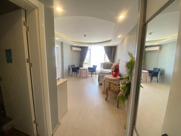 Suite estándar | Minibar, escritorio, cortinas blackout y insonorización