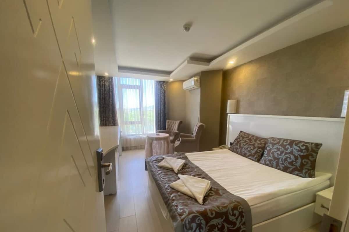 Habitación doble estándar, 1 cama matrimonial, vista al río | 1 habitación, minibar, escritorio y cortinas blackout