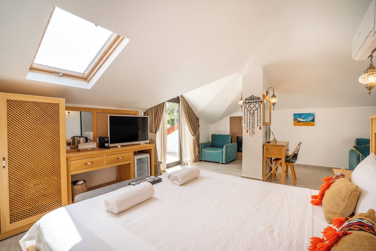 deluxe quadruple room | 1 bedroom, premium bedding, minibar, in-room safe