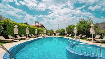 Außenpool, Sonnenschirme, Liegestühle