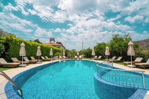 室外游泳池,池畔遮阳伞,日光浴躺椅