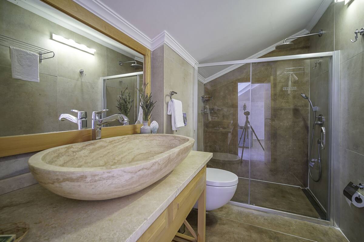 deluxe quadruple room | 1 bedroom, premium bedding, minibar, in-room safe