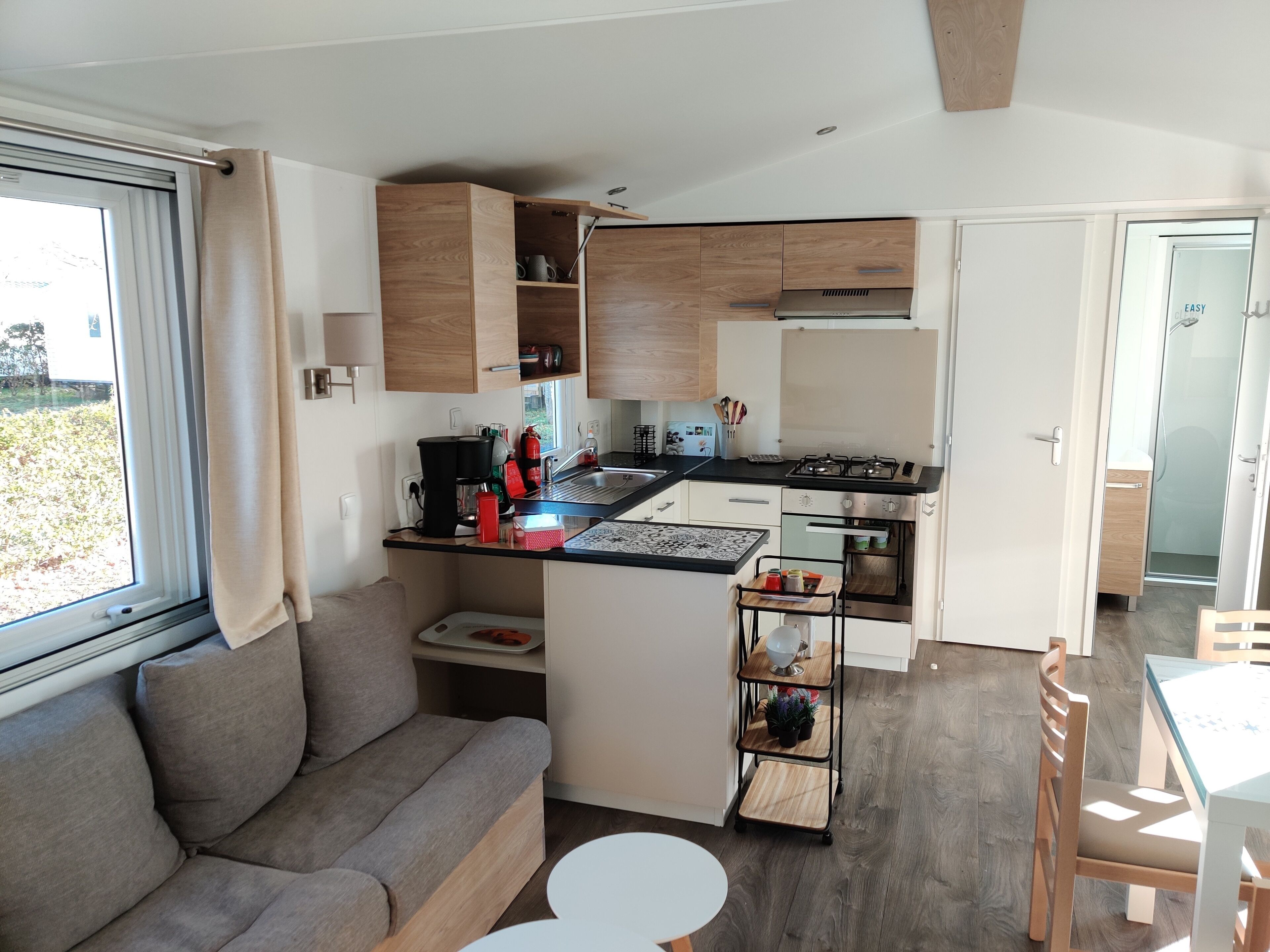 Comfort bungalow, en-suite badkamer | Woonruimte | Een 37-inch flatscreentelevisie met satellietzenders en televisie