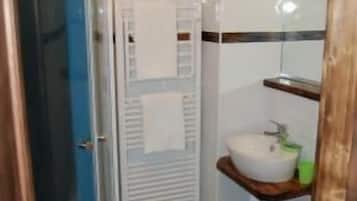 Une salle de bain avec une douche, un lavabo et des toilettes.