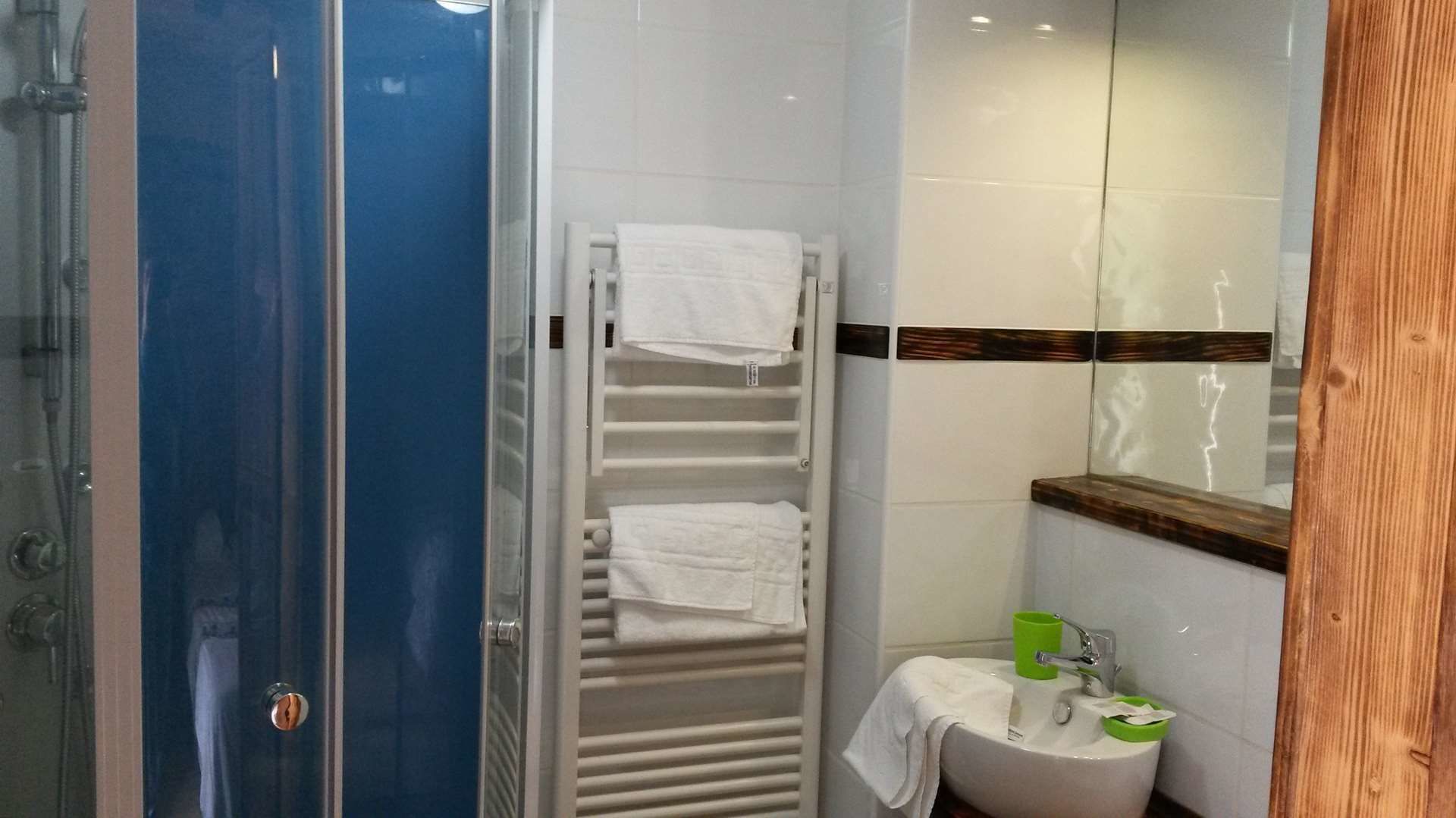 comfort double room | bathroom | free toiletries, hair dryer, towels