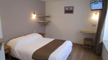 Ein Schlafzimmer mit Bett, Nachttischen, einem an der Wand befestigten Fernseher und einem Gemälde.