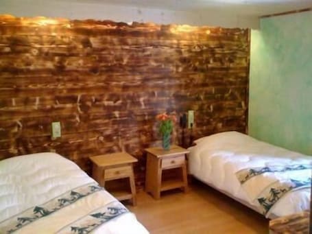 Decoración personalizada, escritorio, cunas y wifi gratis . Hôtel La Marmotte