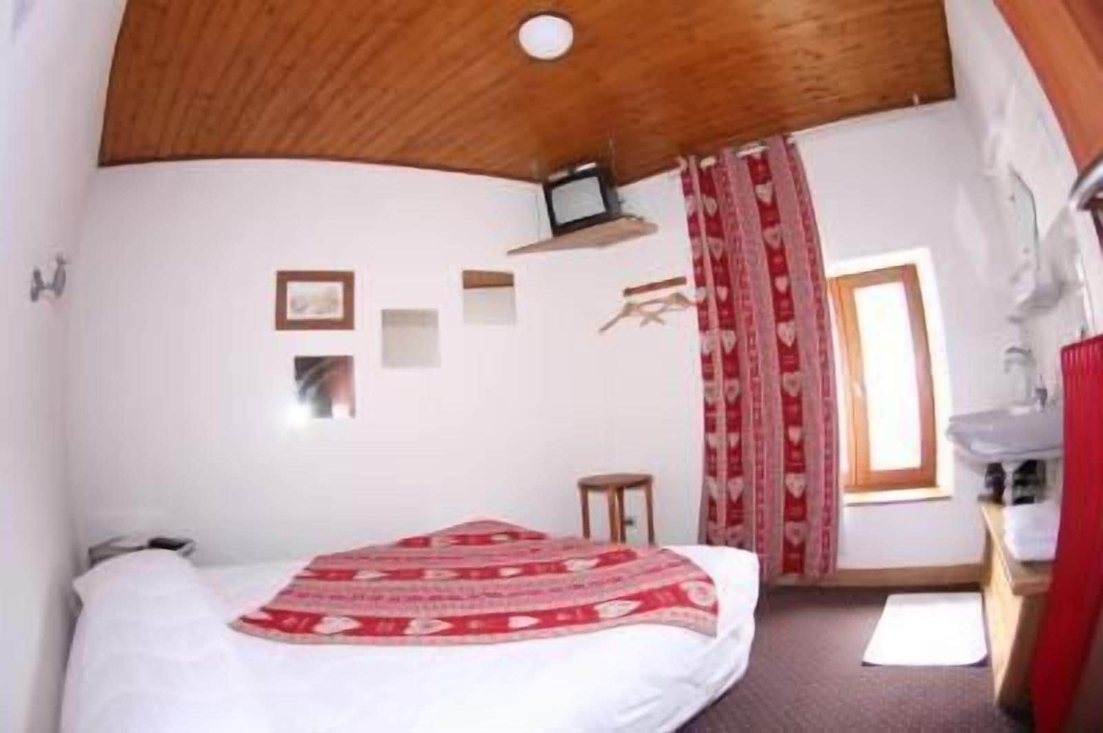 comfort double room single use | individually decorated, desk, cots/infant beds, free wifi