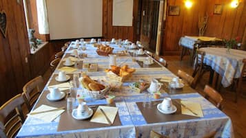 Daily continental breakfast (EUR 7.90 per person)