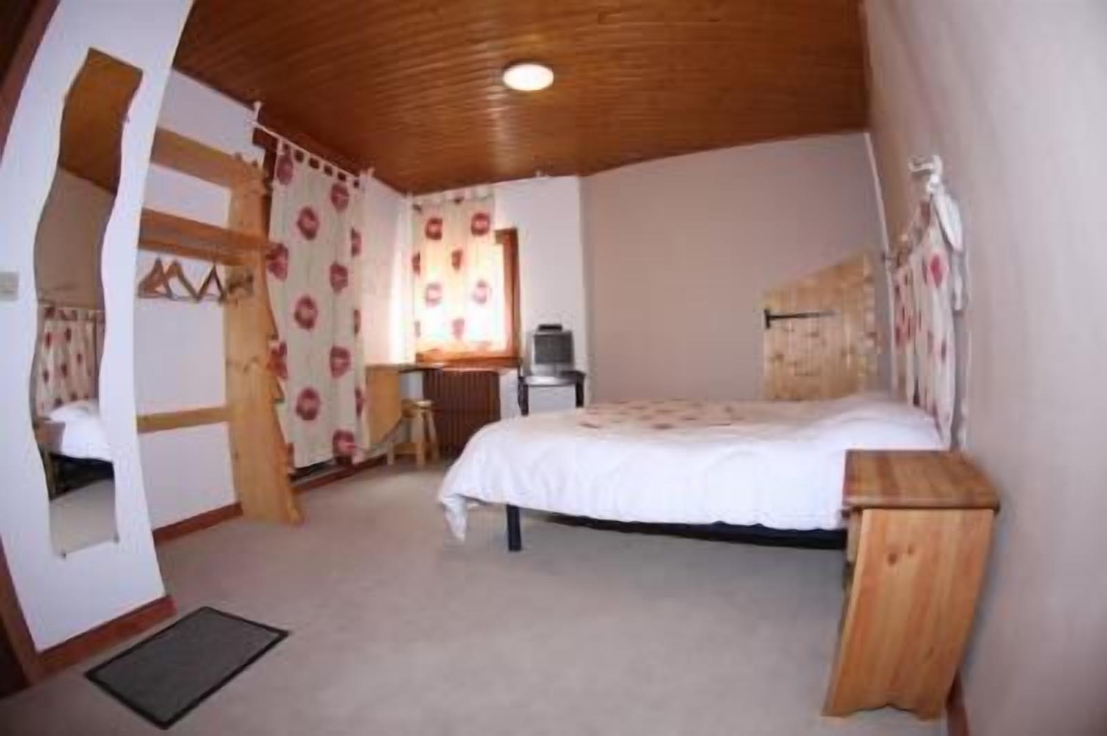 comfort triple room | individually decorated, desk, cots/infant beds, free wifi