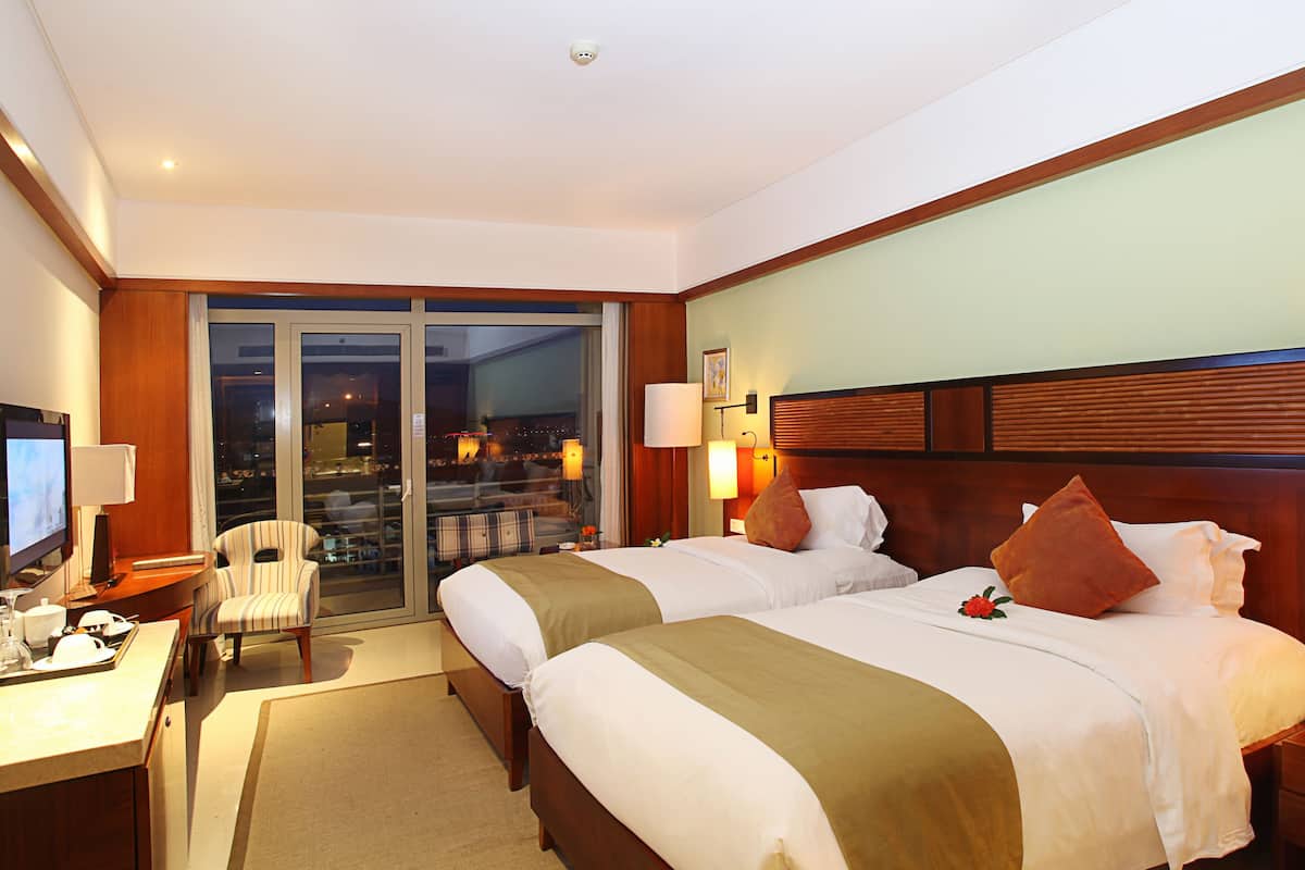 Deluxe Room, Garden View | Minibar, in-room safe, desk, blackout curtains