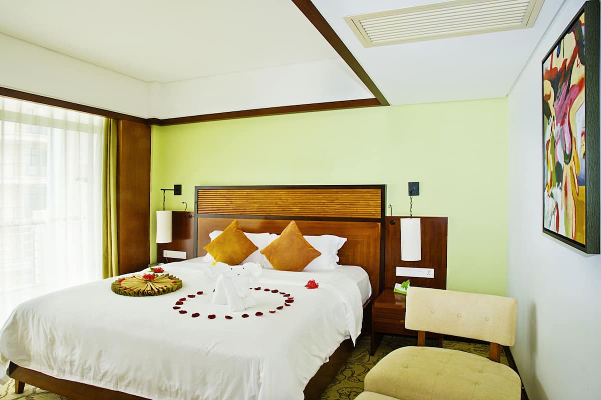Suite, 1 Bedroom, Garden View | Minibar, in-room safe, desk, blackout curtains