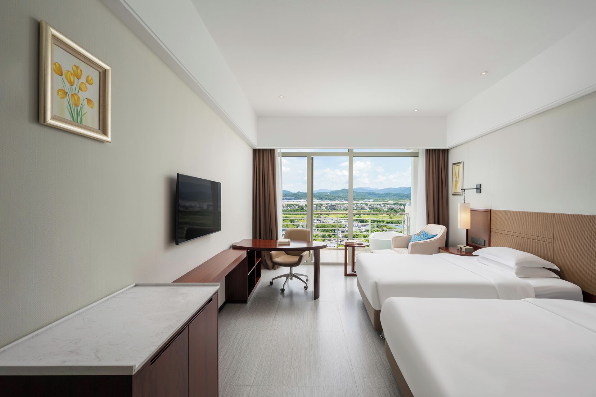 豪华园景双床房 | 迷你吧、客房内保险箱、办公桌、遮光窗帘