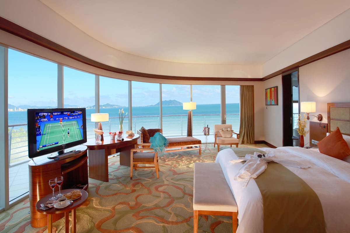 Deluxe Suite, Sea View | Minibar, in-room safe, desk, blackout curtains