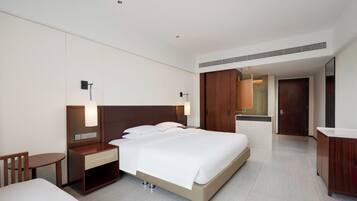 Selected King Room | Minibar, in-room safe, desk, blackout drapes