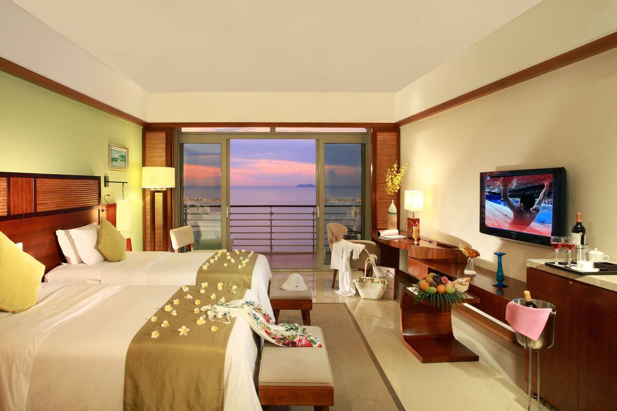 Deluxe Room, Sea View | Minibar, in-room safe, desk, blackout curtains