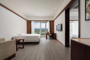 Suite, 1 habitación, vista al jardín | Minibar, caja de seguridad en la habitación y escritorio 