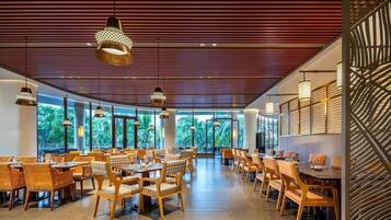 2 restaurants, breakfast served