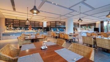 2 restaurants, breakfast served