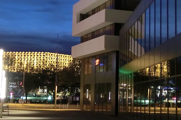 Fachada de la propiedad por la tarde o noche