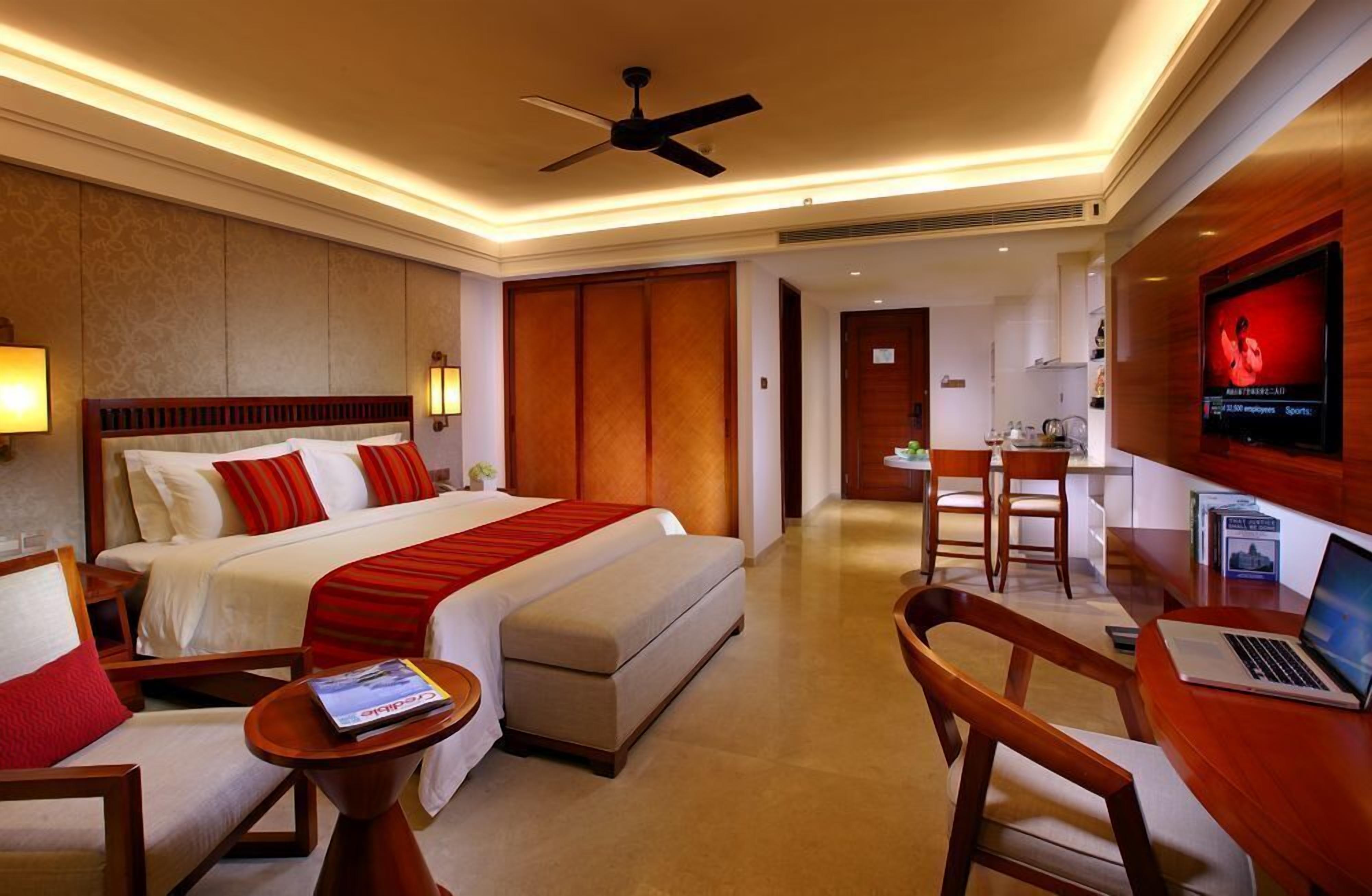 premium room | minibar, in-room safe, desk, blackout curtains