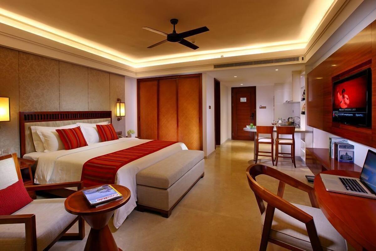 premium room | minibar, in-room safe, desk, blackout curtains