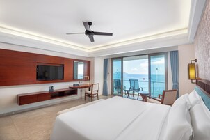 Kamar Premium | Minibar, brankas, meja kerja, dan tirai kedap cahaya