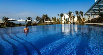 Sanya Seacube Holiday Hotel