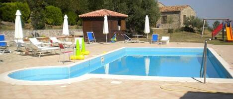 AuĂenpool (je nach Saison geöffnet), Sonnenschirme, LiegestĂŒhle