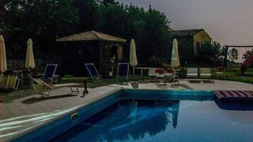 Außenpool (je nach Saison geöffnet), Sonnenschirme, Liegestühle