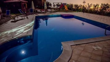 Piscina stagionale all'aperto, ombrelloni da piscina, lettini