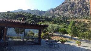 A restaurant with outdoor seating overlooking a mountainous landscape. - Agriturismo San Fele (Cerchiara di Calabria)