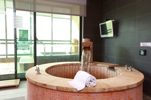 Family Room | Deep-soaking bathtub - The Mudan Hot Springs Resort & Villa (Checheng)
