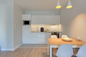 Refrigerador, placa de cocina, lavavajillas, tetera/pava eléctrica